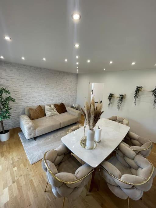 Moderne Wohnung In Der Naehe Vom Parndorf Outlet! Bruckneudorf Buitenkant foto